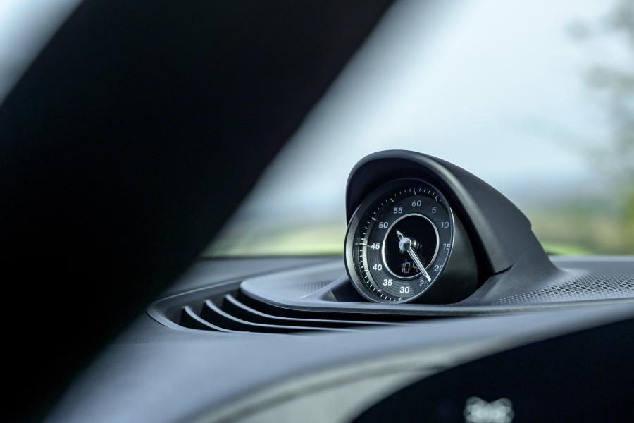 Детали интерьера Porsche Taycan Turbo 2020 года  (UK) (фото 34 из 40)